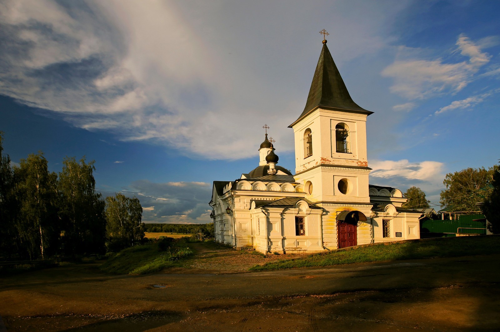 Таруса уход. Таруса храм. Воскресенский храм Таруса. Таруса достопримечательности