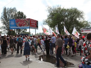 Фестиваль клубники в саратове. 16034573496219044. Фестиваль клубники в саратове фото. Фестиваль клубники в саратове-16034573496219044. картинка Фестиваль клубники в саратове. картинка 16034573496219044. Удивительно вкусный и необычайно сладкий Фестиваль Клубники в Балаково каждый год принимает у себя в гостях тысячи поклонников ароматной ягоды, которая символизирует начало лета.